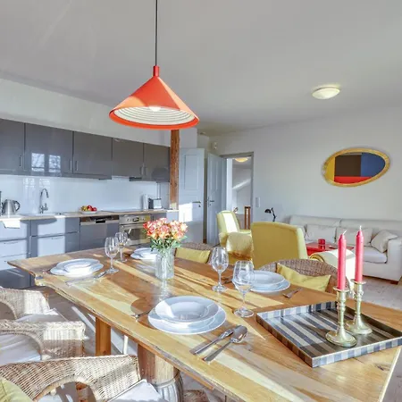 2 Bedroom Gorgeous In Apartment